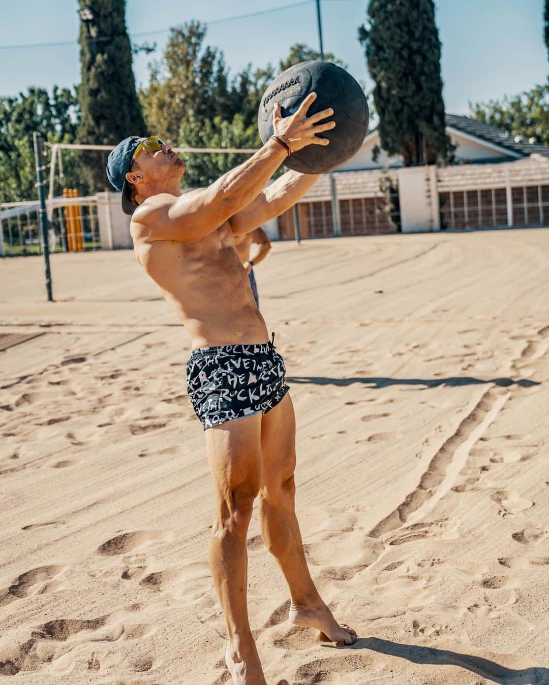 スティーブ・クックのインスタグラム：「New favorite form of cardio! Danny Ball aka med ball volley ball! Youtube coming soon」