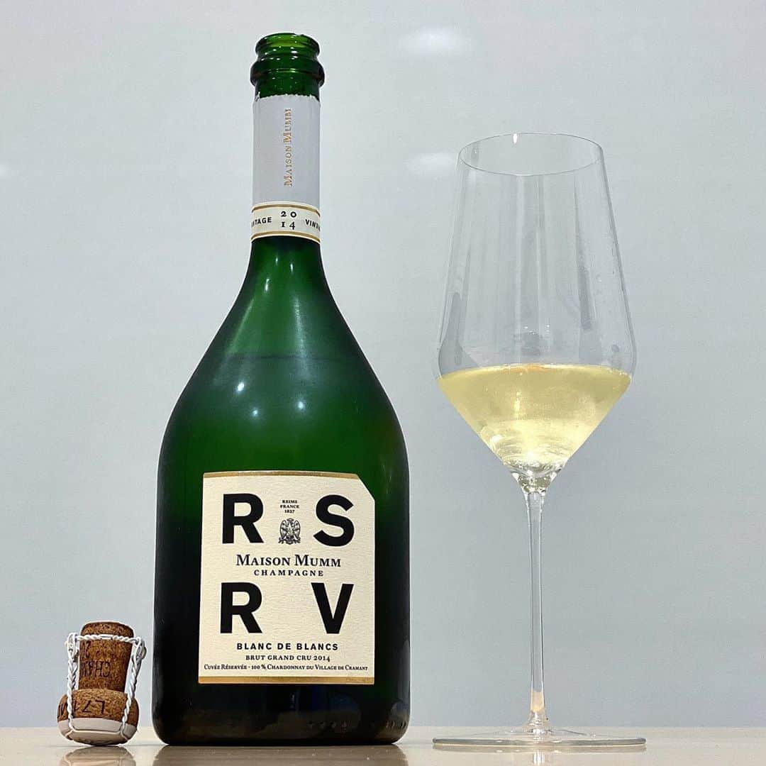 エンリケ・ソラ・クレメンテさんのインスタグラム写真 - (エンリケ・ソラ・クレメンテInstagram)「El champagne de esta noche es RSRV Blanc de Blancs Grand Cru 2014, Champagne G.H. Mumm. Cremosidad y una excelente acidez de esta Chardonnay que proviene de Cramant, en la Côte des Blancs. La colección RSRV (reservado) es uno de los secretos mejor guardados de la Maison Mumm. Tradicionalmente reservado a un círculo privilegiado de amigos y chefs de gastronomía, esta cuvée ahora es accesible para los amantes del champagne. -Embotellado en Mayo de 2015. -Degollado en Julio de 2018. Degustado en Zalto Denk'Art White Wine Glass. Salud🥂y feliz fin de semana! • • • • • #vino #vin #vinho #вино #ワイン #紅酒 #wein #champagne #winelover #wineinfluencer #winetime #food #winecellar #wineporn #instawine #winetasting #sommelier #foodandwine #champagnelover #somm #rsrv #rsrvmumm #cramant #maisonmumm #champagnemumm #zaltify #zalto」8月8日 3時29分 - kike_sola