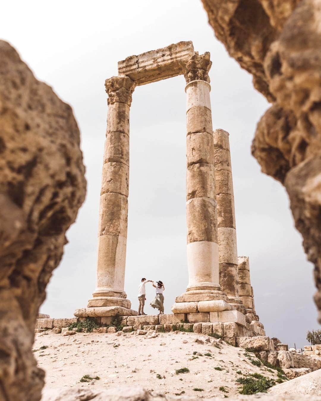 Kapten & Sonさんのインスタグラム写真 - (Kapten & SonInstagram)「'One’s destination is never a place, but a new way of seeing things.' 🏛️ @unviajede2 found this amazing place in jordan to explore together. 💛 #bekapten #kaptenandson⁠ .⁠ .⁠ .⁠ #summer #summertime #explore #inspiration #travel #traveling #jordan #couple #love」8月8日 3時30分 - kaptenandson