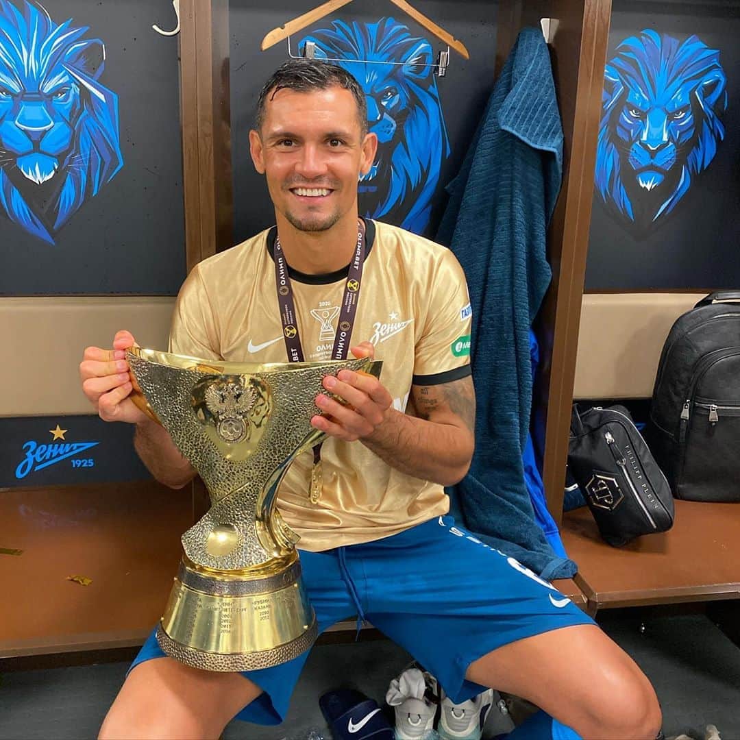 デヤン・ロヴレンのインスタグラム：「First game, first title 🏆  Well done boys 😁😁😛」