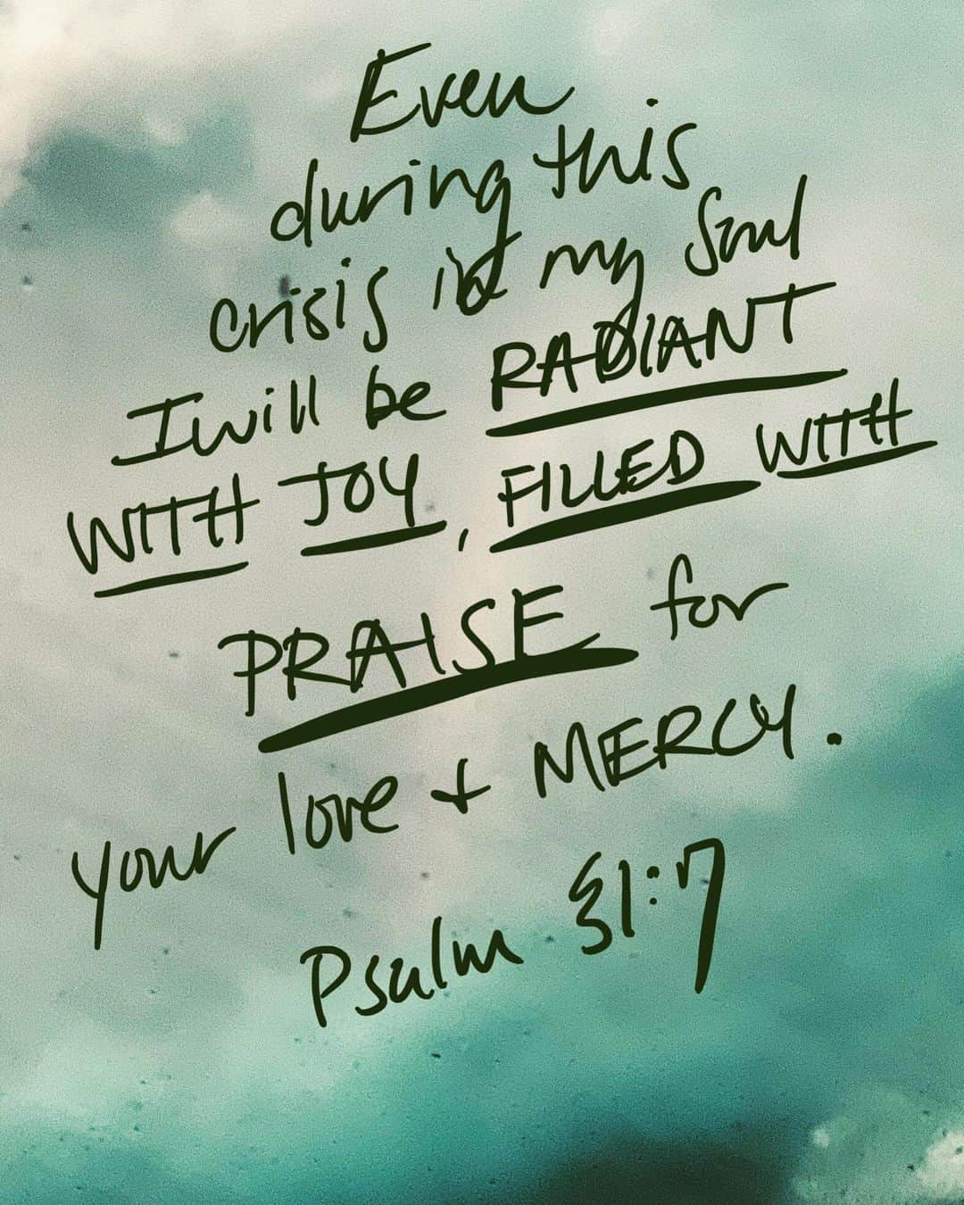 ブリット・ニコルのインスタグラム：「Whatever crisis you are in, you get to choose your response. 2 things I have learned that will help you get through any problem. Thankfulness and Praise. I choose my response, and I WILL be Radiant with Joy and Filled with Praise at ALL times. That doesn’t mean we don’t have hard days, but I like what @jentezen says, “I’m either up, or getting up.” Because of Jesus, we have a HOPE, we have a FUTURE, we have something to be THANKFUL for, and He is ALWAYS worthy of our PRAISE. #radiantwithjoy #filledwithpraise」