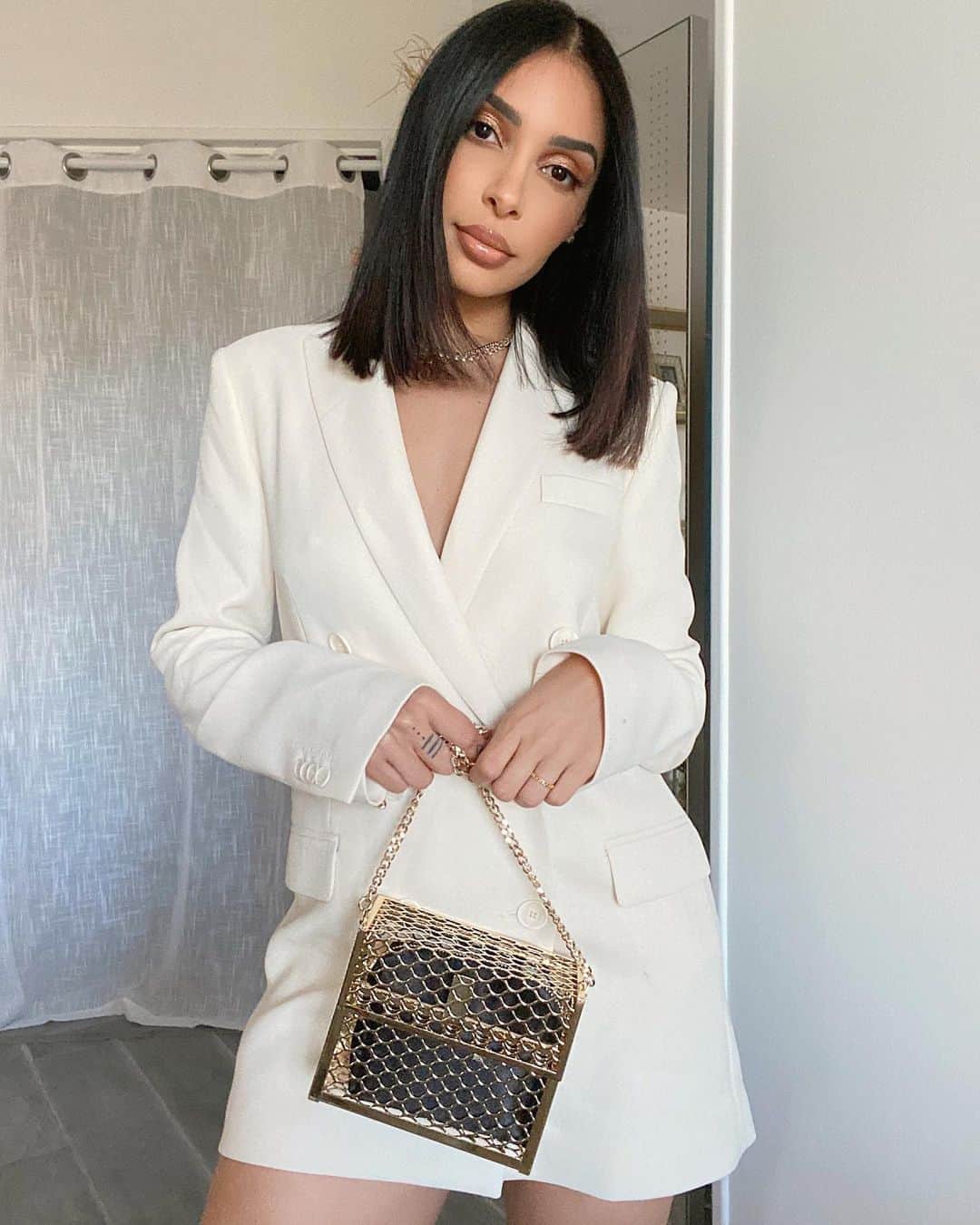 sananasのインスタグラム：「Girl boss 🤍Ce soir je sors ! Non je rigole ... je reste tranquillement à la maison devant Netflix et je rattrape mon retard j’ai pleins de vidéos YouTube à regarder 😜Et vous quoi de beau ? J’ai posté une vidéo ce matin : Un big haul Action 🛍」