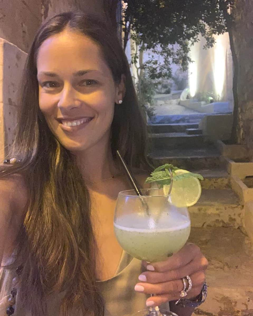 アナ・イバノビッチさんのインスタグラム写真 - (アナ・イバノビッチInstagram)「Raising my glass to you, to life, to the struggles and the good times ✨ Love to you, Ana」8月8日 3時58分 - anaivanovic