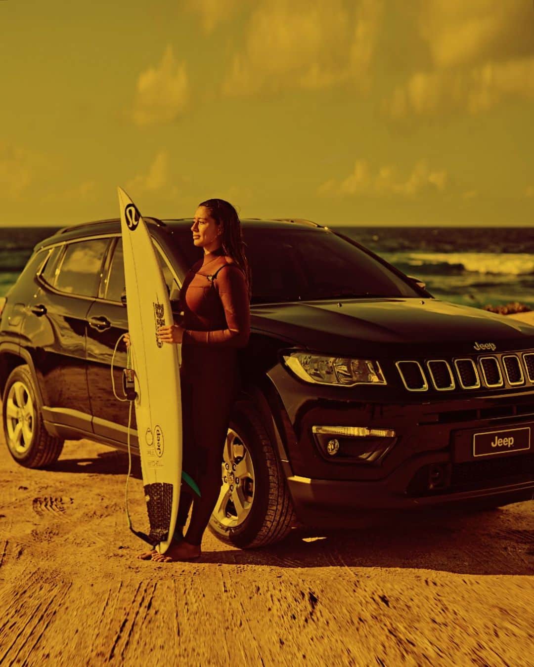 マリア・マニュエルのインスタグラム：「Day dreaming of competing & something yellow, can you guess what it is ☺️ Excited for our new Tour kickoff next season, it’ll be fun to watch some healthy competition this weekend at Rumble at the Ranch in the meantime. @jeep #seeingyellow #jeepwsl #wsl #jeep #ad」