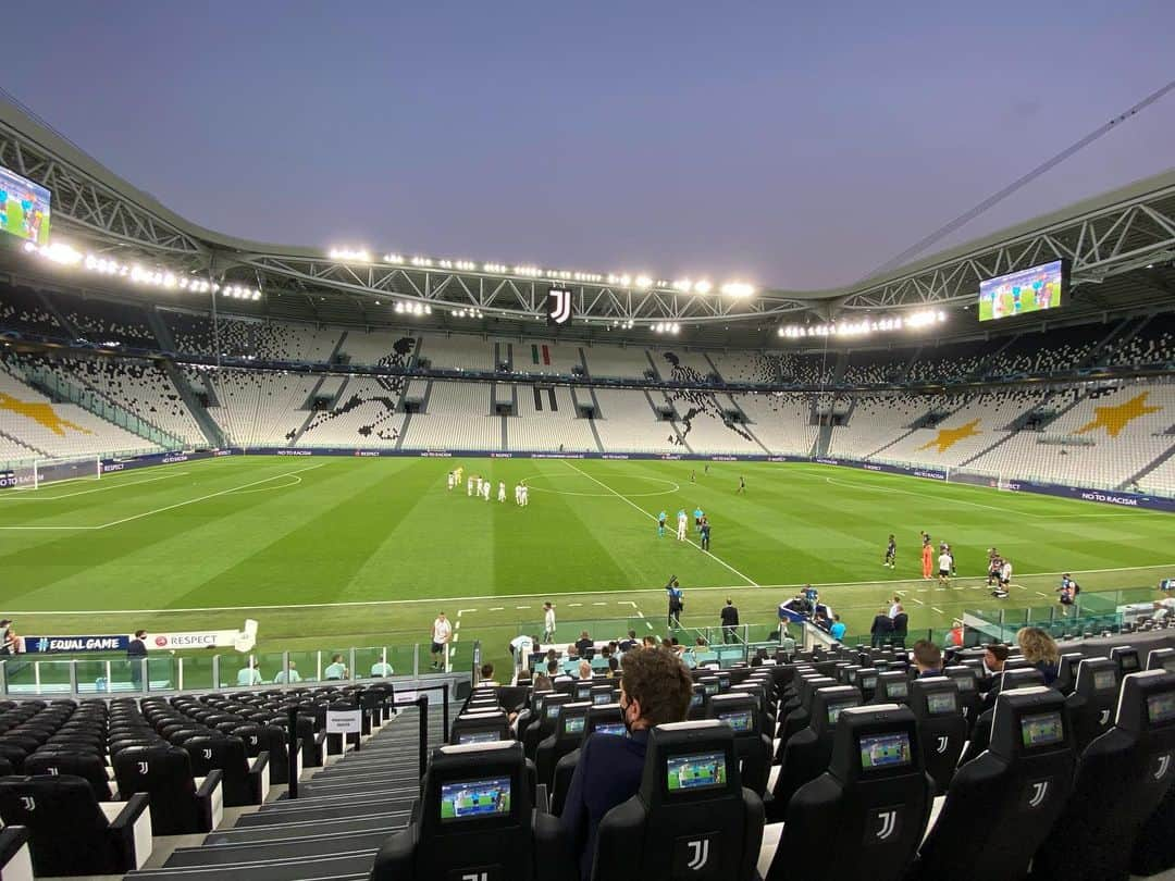 サミ・ケディラのインスタグラム：「Forza ragazzi!!! @juventus #JuveUCL #JuveOL」