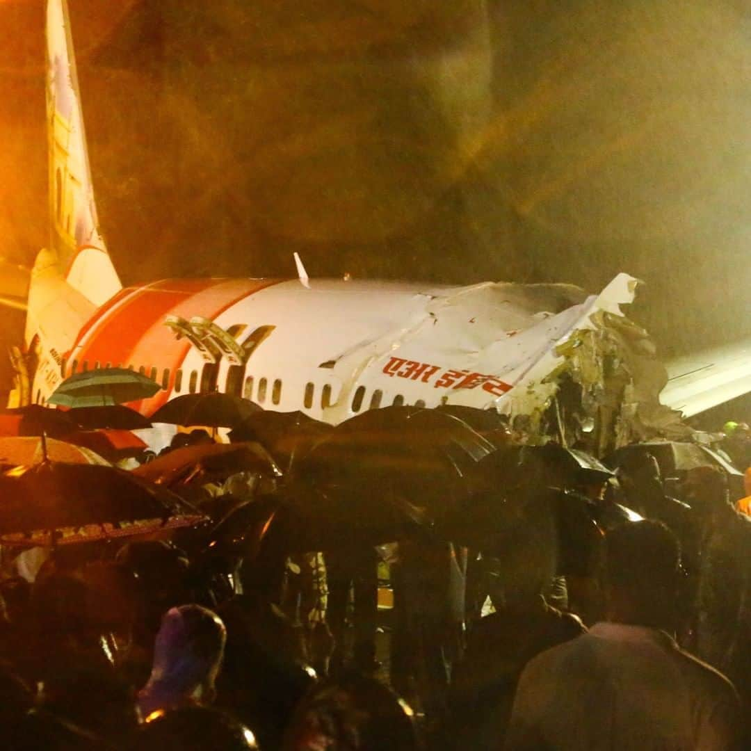 Primer Impactoさんのインスタグラム写真 - (Primer ImpactoInstagram)「Un avión de la aerolínea #AirIndiaExpress con unas 190 personas a bordo derrapó fuera de la pista en un aeropuerto del suroeste de India, en el estado de Kerala, informan medios locales.  Habría al menos una decena de muertos y varios heridos graves en el accidente, indicó la Policía.  El medio 'The Hindu' señala que hubo "masivo daño en la aeronave" y que el fuselaje se "partió en dos".  Más de esta noticia en el link de nuestra biografía.  Fotos: Favas Jalla/AFP vía Getty Images.  #PrimerImpacto.」8月8日 4時01分 - primerimpacto