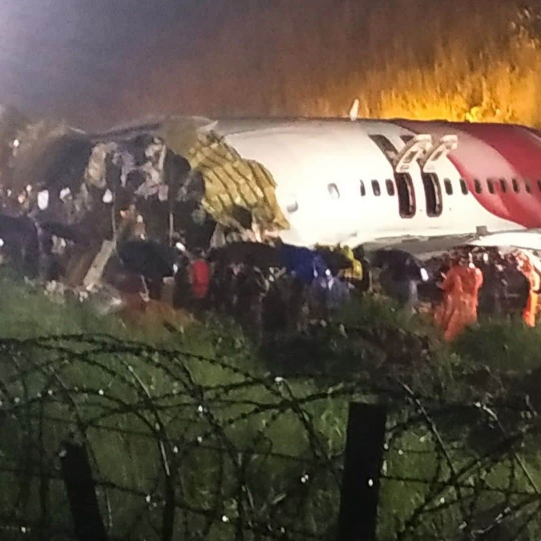 Primer Impactoさんのインスタグラム写真 - (Primer ImpactoInstagram)「Un avión de la aerolínea #AirIndiaExpress con unas 190 personas a bordo derrapó fuera de la pista en un aeropuerto del suroeste de India, en el estado de Kerala, informan medios locales.  Habría al menos una decena de muertos y varios heridos graves en el accidente, indicó la Policía.  El medio 'The Hindu' señala que hubo "masivo daño en la aeronave" y que el fuselaje se "partió en dos".  Más de esta noticia en el link de nuestra biografía.  Fotos: Favas Jalla/AFP vía Getty Images.  #PrimerImpacto.」8月8日 4時01分 - primerimpacto