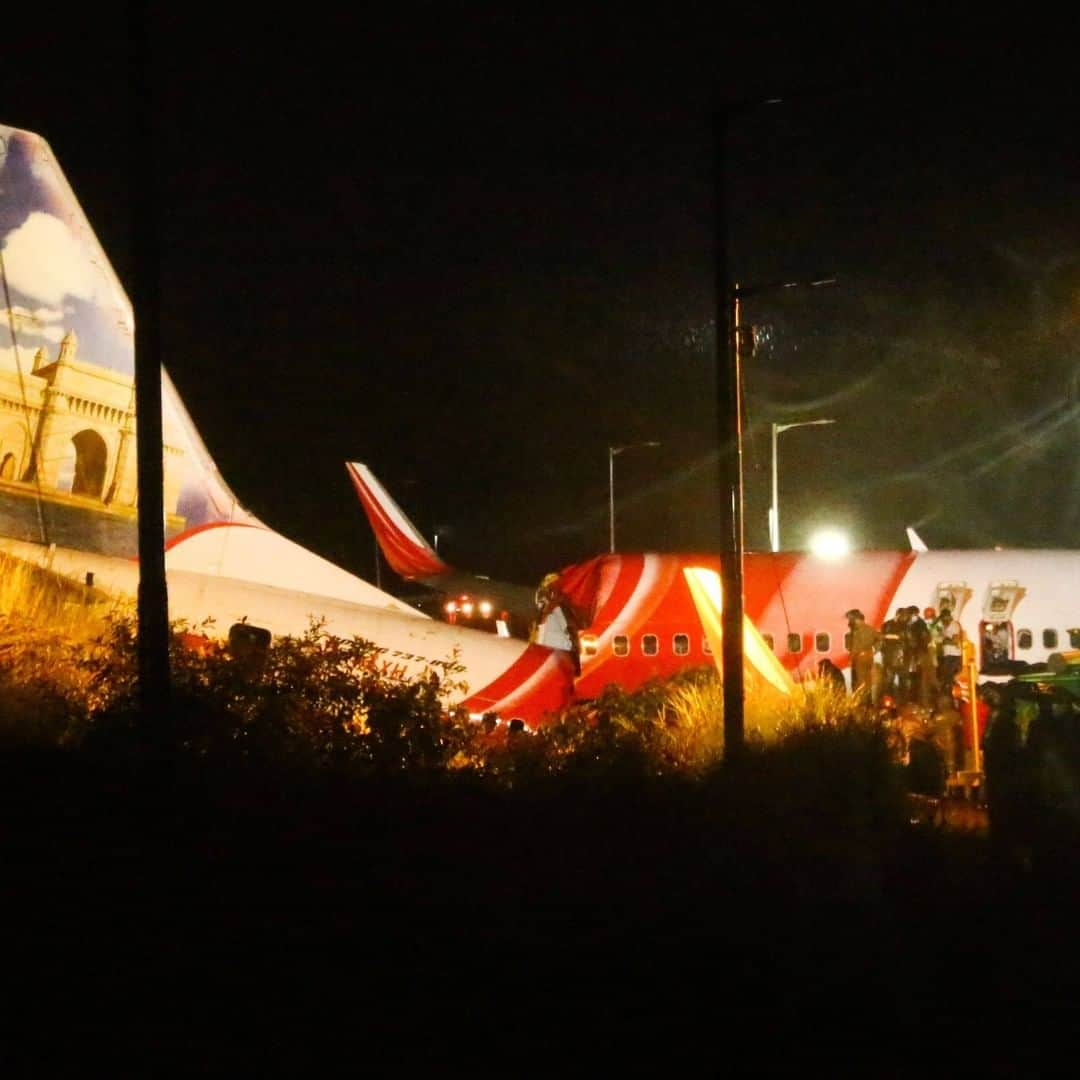 Primer Impactoさんのインスタグラム写真 - (Primer ImpactoInstagram)「Un avión de la aerolínea #AirIndiaExpress con unas 190 personas a bordo derrapó fuera de la pista en un aeropuerto del suroeste de India, en el estado de Kerala, informan medios locales.  Habría al menos una decena de muertos y varios heridos graves en el accidente, indicó la Policía.  El medio 'The Hindu' señala que hubo "masivo daño en la aeronave" y que el fuselaje se "partió en dos".  Más de esta noticia en el link de nuestra biografía.  Fotos: Favas Jalla/AFP vía Getty Images.  #PrimerImpacto.」8月8日 4時01分 - primerimpacto