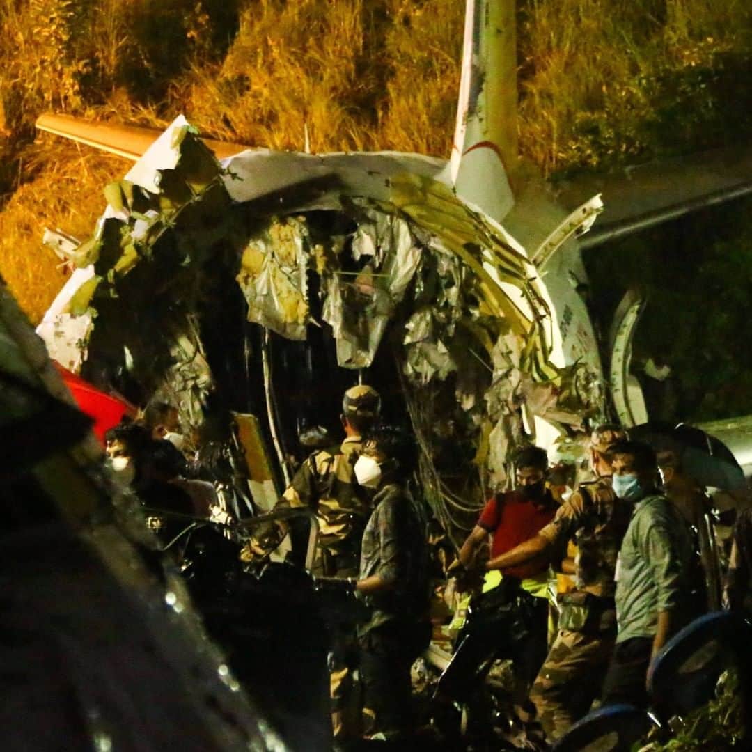 Primer Impactoさんのインスタグラム写真 - (Primer ImpactoInstagram)「Un avión de la aerolínea #AirIndiaExpress con unas 190 personas a bordo derrapó fuera de la pista en un aeropuerto del suroeste de India, en el estado de Kerala, informan medios locales.  Habría al menos una decena de muertos y varios heridos graves en el accidente, indicó la Policía.  El medio 'The Hindu' señala que hubo "masivo daño en la aeronave" y que el fuselaje se "partió en dos".  Más de esta noticia en el link de nuestra biografía.  Fotos: Favas Jalla/AFP vía Getty Images.  #PrimerImpacto.」8月8日 4時01分 - primerimpacto