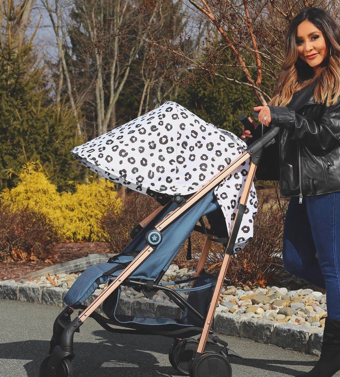 ニコール・ ポリッツィのインスタグラム：「I HAD to add some animal prints to my line🔥💋 LOVINGGGG my @yourbabiieofficial MAWMA Leopard Corinthia Strollers exclusively at @buybuybaby! Also available in Zebra 🦓 🖤LINK IN BIO 🥰 #yourbabiie #mawma #babygear #momlife #strollerstyle #stroller #travel #parenting #buybuybaby #babyessentials #babyregistry #yourbabiiepartner」