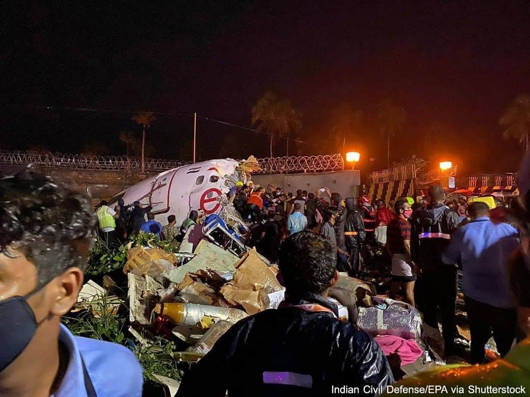 ABC Newsさんのインスタグラム写真 - (ABC NewsInstagram)「Officials inspect the wreckage site where an Air India plane carrying nearly 200 passengers crashed after skidding off the runway. #crash #india #international #airindia」8月8日 4時03分 - abcnews