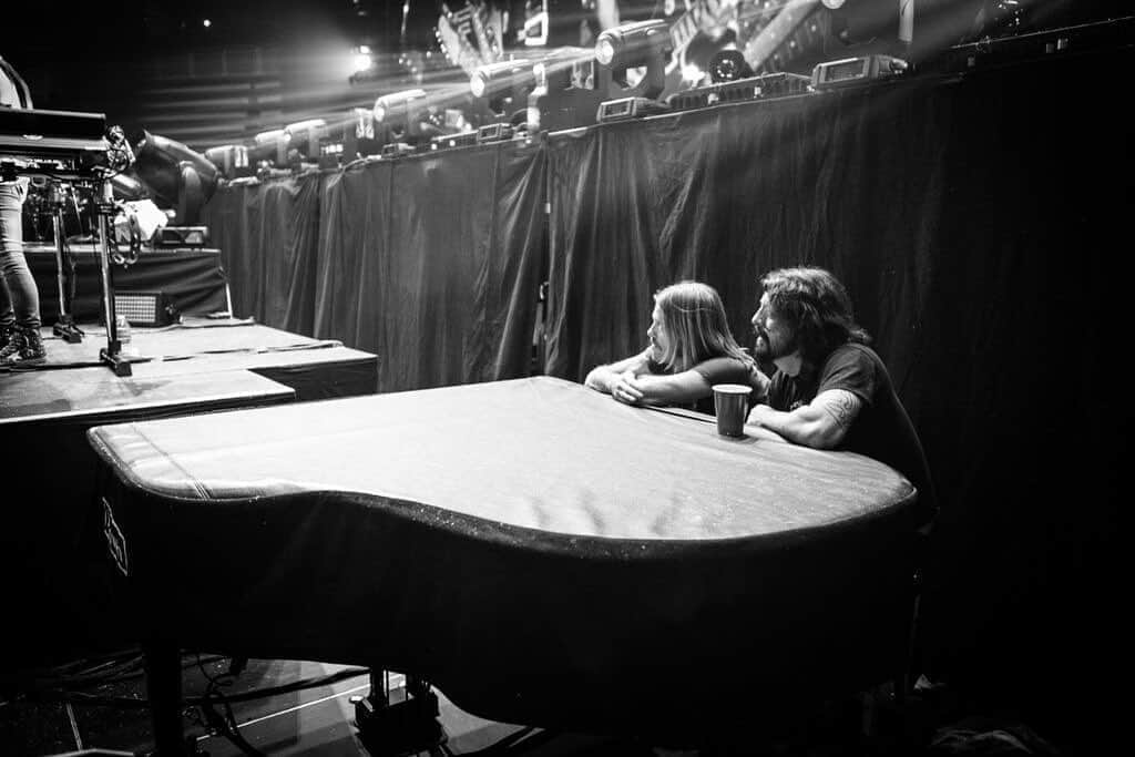 Guns N' Rosesさんのインスタグラム写真 - (Guns N' RosesInstagram)「Dave Grohl & Taylor Hawkins watch the show in Vegas, 2016. 👀 When Axl broke his foot at the start of the 2016 tour, Dave lent him the throne he used when he broke his leg at a show in Gothenburg in 2015.」8月8日 4時05分 - gunsnroses