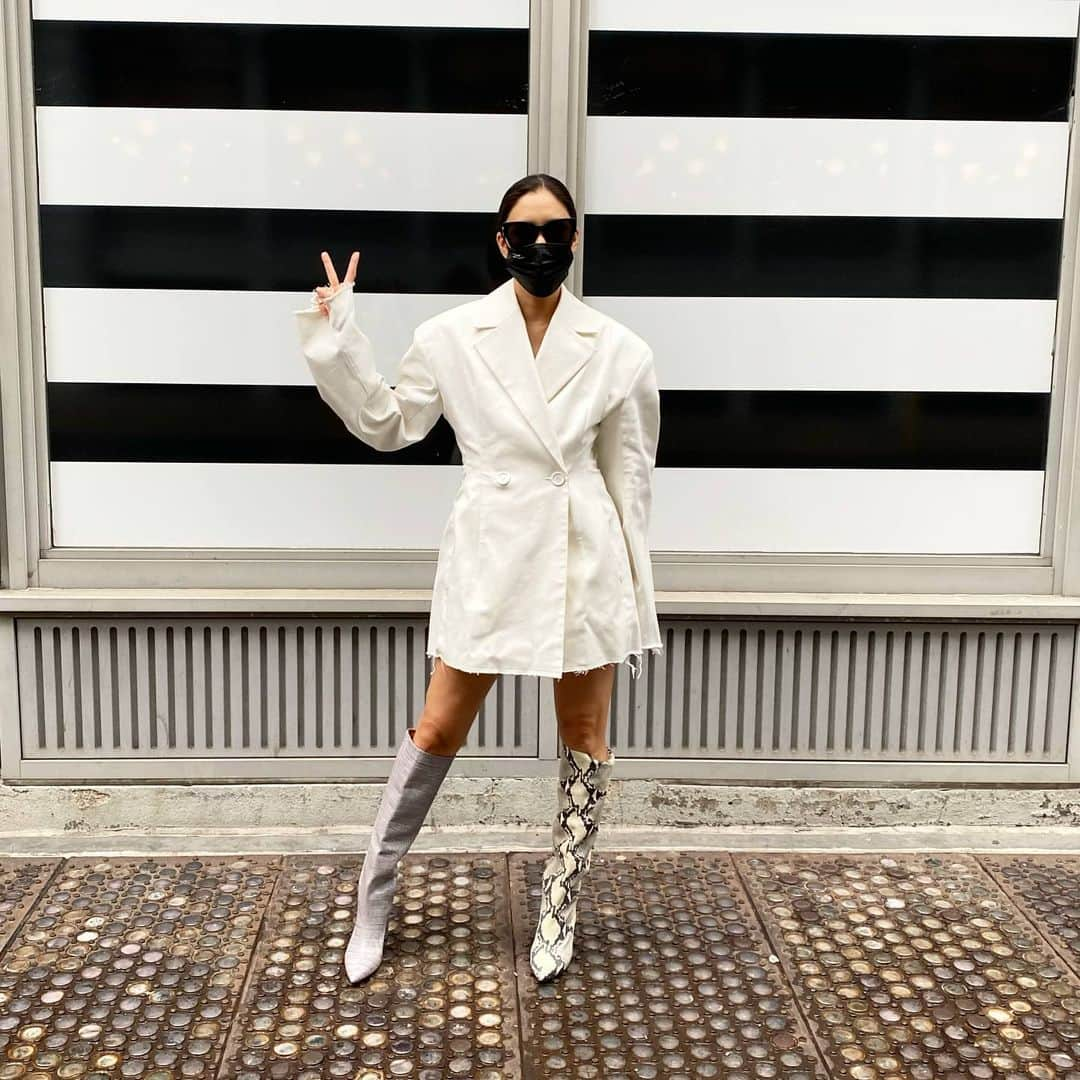 エヴァ・チェンさんのインスタグラム写真 - (エヴァ・チェンInstagram)「Boot options for the Reels video I posted this morning... I know black boots would’ve been the strongest look but WEIRDLY I don’t own black boots in this shape. I can say I own a t-strap with crystal geodes on the heel but black boots? Nah 🤦🏻‍♀️🤷🏻‍♀️」8月8日 4時07分 - evachen212