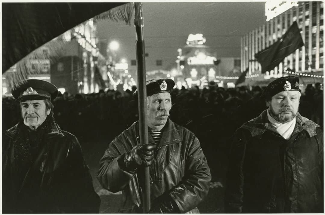 ルモンドさんのインスタグラム写真 - (ルモンドInstagram)「Grande figure de la photographie russe contemporaine, Igor Moukhine, né en 1961, est devenu célèbre dans les années 1980 en photographiant les jeunes de son pays. Il l’a fait au moment où, pendant la perestroïka – ces quelques années d’ouverture et de changement politique juste avant la chute de l’URSS –, une culture underground autour du rock’n’roll fleurissait dans le secret des caves et des appartements.⁣ « La jeunesse a toujours été son sujet, confirme Olga Sviblova, directrice du Multimedia Art Museum de Moscou (MAMM), où une exposition consacrée à Moukhine était prévue en mars, à la Photobiennale, avant d’être annulée.⁣ La jeunesse : celle qui s’embrasse, celle qui rêve, celle qui se révolte. C’est la même qu’on retrouve dans son exposition déprogrammée, centrée cette fois sur les explosives années 1990. « C’est juste après la chute de l’URSS. On s’est tous retrouvés désemparés, tout était incertain et, en même temps, tout était possible », souligne Olga Sviblova.⁣ L’autodidacte Igor Moukhine, proche un temps de l’art conceptuel, saisit son pays d’une façon subtile et non spectaculaire, avec des photos noir et blanc qui livrent par de petits détails une atmosphère, un état d’esprit. On voit les Russes désormais libres de s’exprimer, et qui en profitent : le photographe fait la tournée des innombrables manifestations qui ont lieu partout, de toutes sortes : communistes, anticommunistes, anarchistes, nationalistes…⁣ Tous ces bouleversements, Igor Moukhine les saisit avec un œil moins journalistique que cinématographique : il attend des heures dans la rue la bonne lumière pour jouer avec les ombres de façon spectaculaire.⁣ -⁣ 1 : Moscou, 1996.⁣ 2 : Moscou, 2000⁣ 3 : Moscou, 1998⁣ 4 : Moscou, 1995.⁣ Photos : Igor Moukhine / Collection of Multimedia Art Museum, Moscou⁣ -⁣ #culture #art  #photographie #exposition #russie」8月8日 4時19分 - lemondefr
