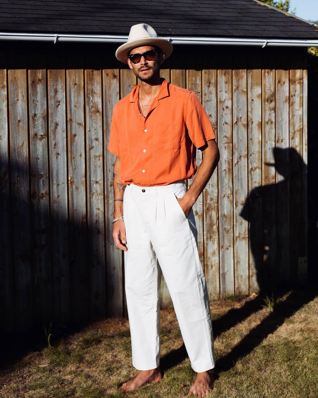 NICOLAS SIMOESのインスタグラム：「Orange shirt on white pants 😎」
