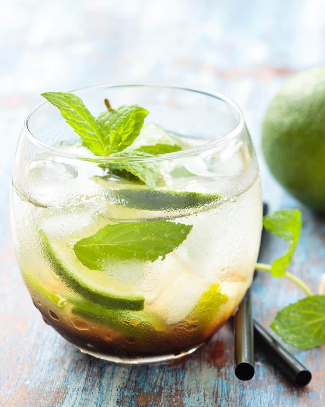 Lonely Planetのインスタグラム：「Get the taste of Cuba at home. No trip to this Caribbean island is complete without drinking a mojito and we’re here to put you on the right path.   Save this post for quick reference to the ingredients and steps you need to follow! Watch the video and tap on our bio link if you want the full history on this zingy tropical drink. 🌴   #mojito #havana #cuba」