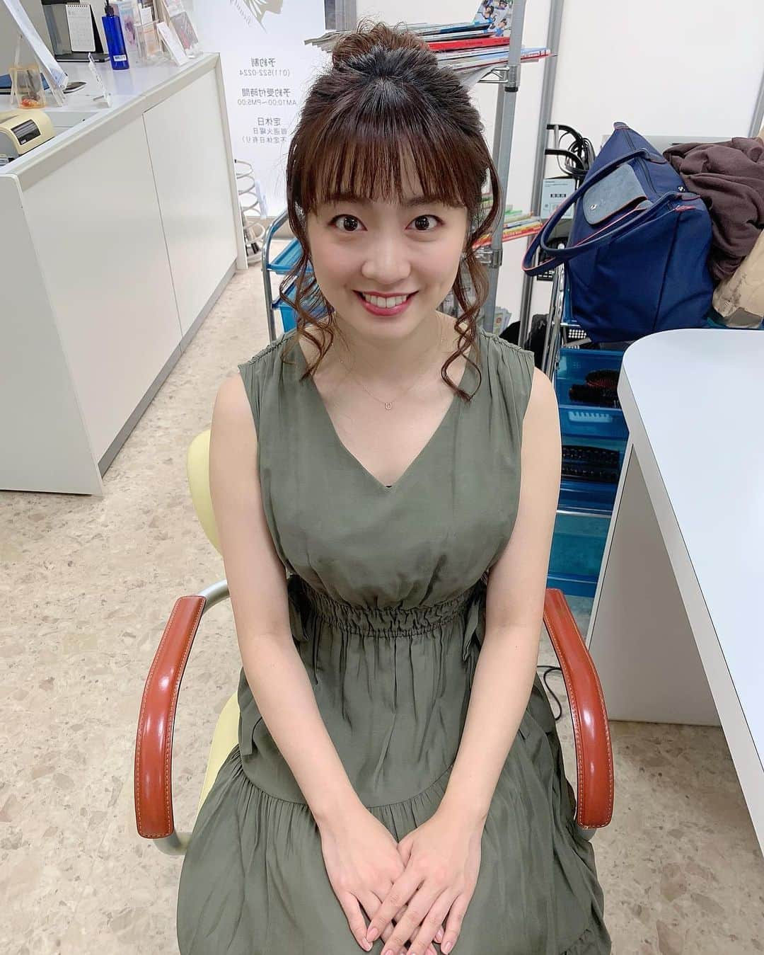 湯浅知里さんのインスタグラム写真 - (湯浅知里Instagram)「♡♡ . . . #サマー競馬NEXT🏇 朝から元気いっぱいの佐野さん✨✨✨ 今日のメイクは目尻がポイントだそう😉💕💕 「石原さとみみたいだよ😆💕」と言われて凄くテンション上がっています😇さとみちゃんは憧れです😆😆😆💕 . . . 佐野さんに負けないくらいの元気さでいかなきゃ✊✨ 15時からみて下さい〜‼︎🐴 . . . #メイクアップハンズ#佐野さん #ツヤメイク#元気 #憧れの女優さん#石原さとみ #湯浅知里#31sonsdemode  . . . そだ！すっかり忘れていたけど😳 鼻に大きなニキビができて 今日は仕方ないなぁと思っていたら、 プロの手にかかると見事に消えました✨✨ メイクさんて凄い！！佐野さんありがとうございます😆💕💕#メイクの力#カバー力#プロの魔法」8月8日 10時09分 - chisato.y515