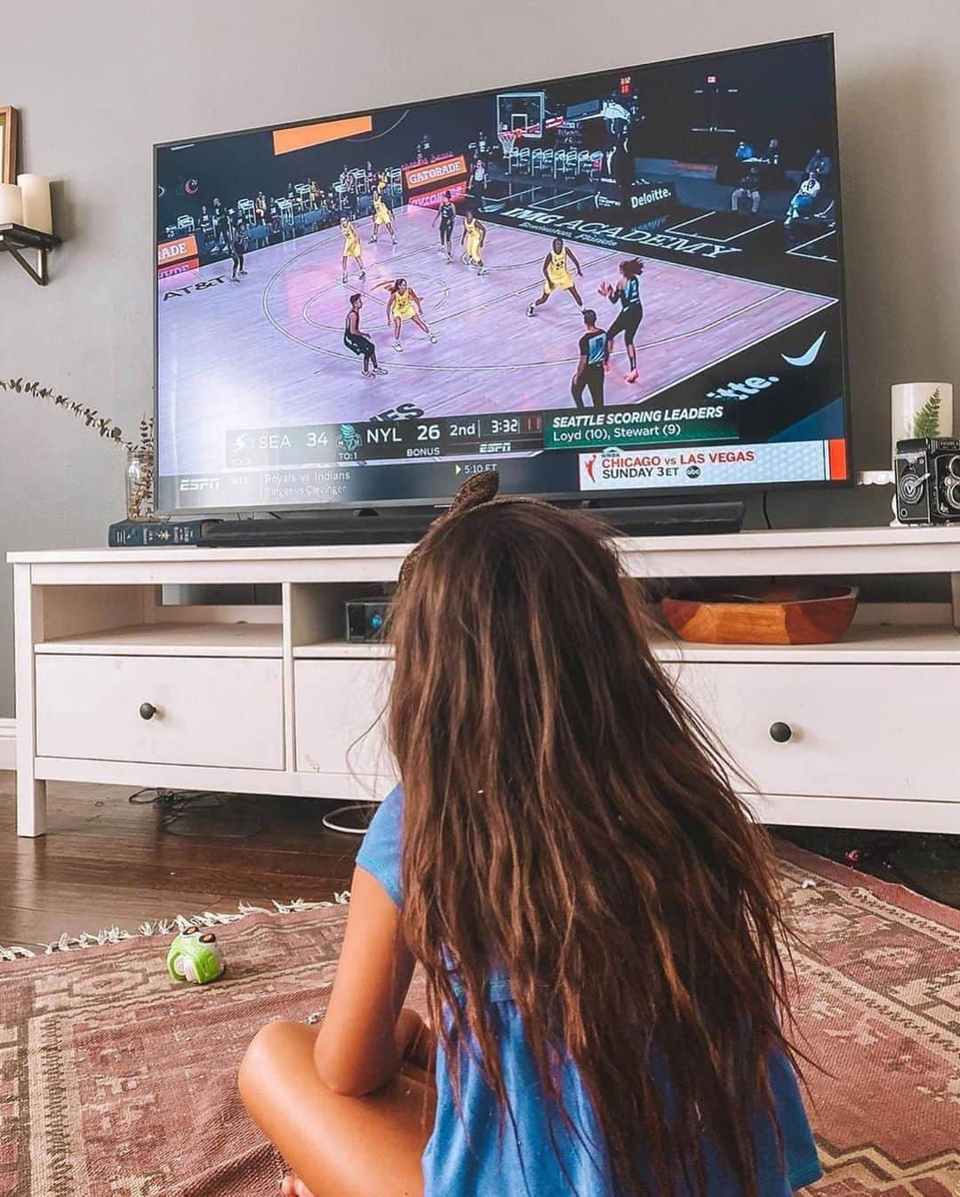 E! Onlineさんのインスタグラム写真 - (E! OnlineInstagram)「"Not long ago, Julisabel and I watched @sabrina_i ‘s first WNBA game. It was the first time Julisabel had seen the WNBA. Until then, she thought only men played professionally, and she was shocked. And excited at the idea that she could do that one day. Exposure is important. The WNBA is important. And this is why. Today Julisabel got her very own letter from Sabrina. She was so excited. 𝗜𝗻 𝗮 𝘄𝗼𝗿𝗹𝗱 𝘁𝗵𝗮𝘁 𝗼𝗳𝘁𝗲𝗻 𝘁𝗲𝗹𝗹𝘀 𝗵𝗲𝗿 𝘀𝗵𝗲 𝗰𝗮𝗻’𝘁, 𝗜’𝗺 𝗴𝗿𝗮𝘁𝗲𝗳𝘂𝗹 𝘁𝗼 𝗴𝗼𝗼𝗱 𝗽𝗲𝗼𝗽𝗹𝗲 𝘄𝗵𝗼 𝘁𝗲𝗹𝗹 𝗵𝗲𝗿 𝘀𝗵𝗲 𝗰𝗮𝗻. ❤️" (📷: @diandra.ann)」8月8日 10時02分 - enews