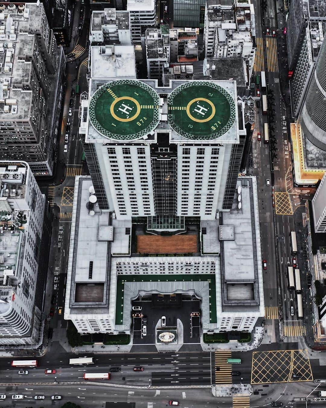 The Peninsula Hotelsさんのインスタグラム写真 - (The Peninsula HotelsInstagram)「Change up your perspective. We can’t get enough of this awe-inspiring birds-eye photo of The @peninsulahongkong, captured by @dixonkwan.⁣ ⁣ ⁣ ⁣ ⁣ ⁣ ⁣⁣ #peninsulahotels #luxuryhotelexperience #luxuryexperience #fivestarservice #fivestarhotel #peninsulastay #hongkong」8月8日 4時40分 - peninsulahotels