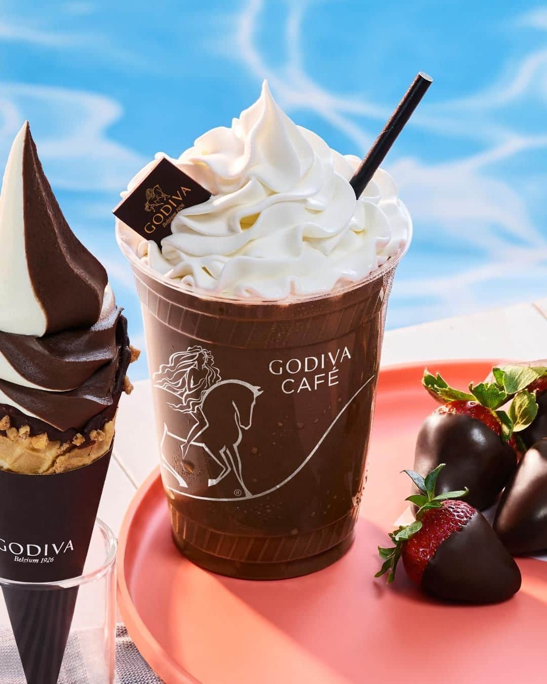 GODIVAさんのインスタグラム写真 - (GODIVAInstagram)「Have you tried our new Handcrafted Shakes? A delectable blend of GODIVA Soft Serve and your favorite flavors. 🤤  Download the GODIVA app to get one today!」8月8日 4時44分 - godiva