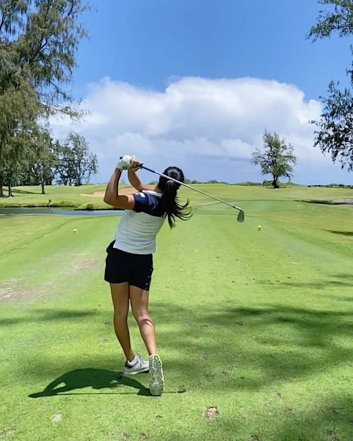 ケーシー・コモトのインスタグラム：「Another productive North Shore practice day with @cokino yesterday! ✅ 18 holes ⛳️ 🛴 ✅ short game practice🏌🏻‍♀️ ✅ hiking 🍃⛰ ✅ food 🍍🥥🍌 ~~~~~~~~~~~~~~~~~~~~~~~~~~~~~~~~~~~~~~ Thank you @turtlebaygolf for having us out again!   We used the golf boards this time so we could stay socially distant from each other 😷👍🏼 My first time using the golf board and it took me a little while to get used to it (see the second and third video for proof)...😅😂 • • • #ハワイ #オアフ  #ゴルフ #プロゴルファー  #チャンピオンゴルフ #ハワイゴルフ #championgolf #paramountbed #長寿の里 #alohastandard #masdagolf #hawaiigolf」