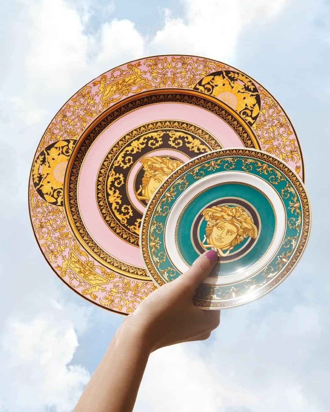 ジャンニヴェルサーチさんのインスタグラム写真 - (ジャンニヴェルサーチInstagram)「Medusa focus - iconic porcelain plate designs are refreshed in a pastel palette. Shop new #VersaceHome arrivals at the link in bio.」8月8日 5時00分 - versace