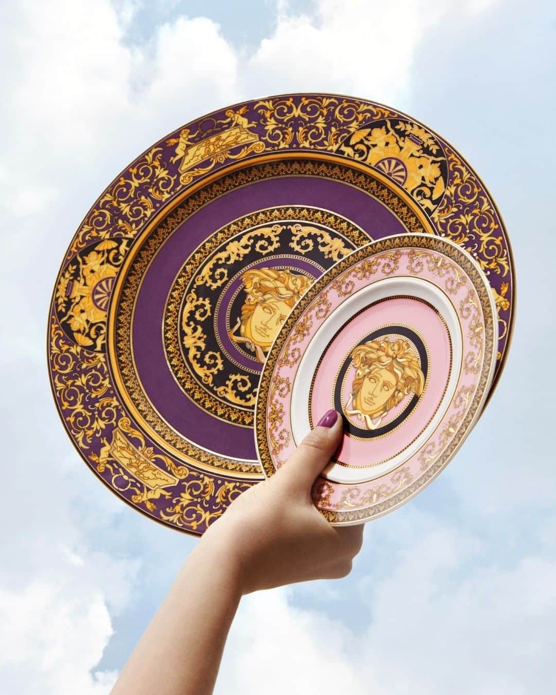 ジャンニヴェルサーチさんのインスタグラム写真 - (ジャンニヴェルサーチInstagram)「Medusa focus - iconic porcelain plate designs are refreshed in a pastel palette. Shop new #VersaceHome arrivals at the link in bio.」8月8日 5時00分 - versace