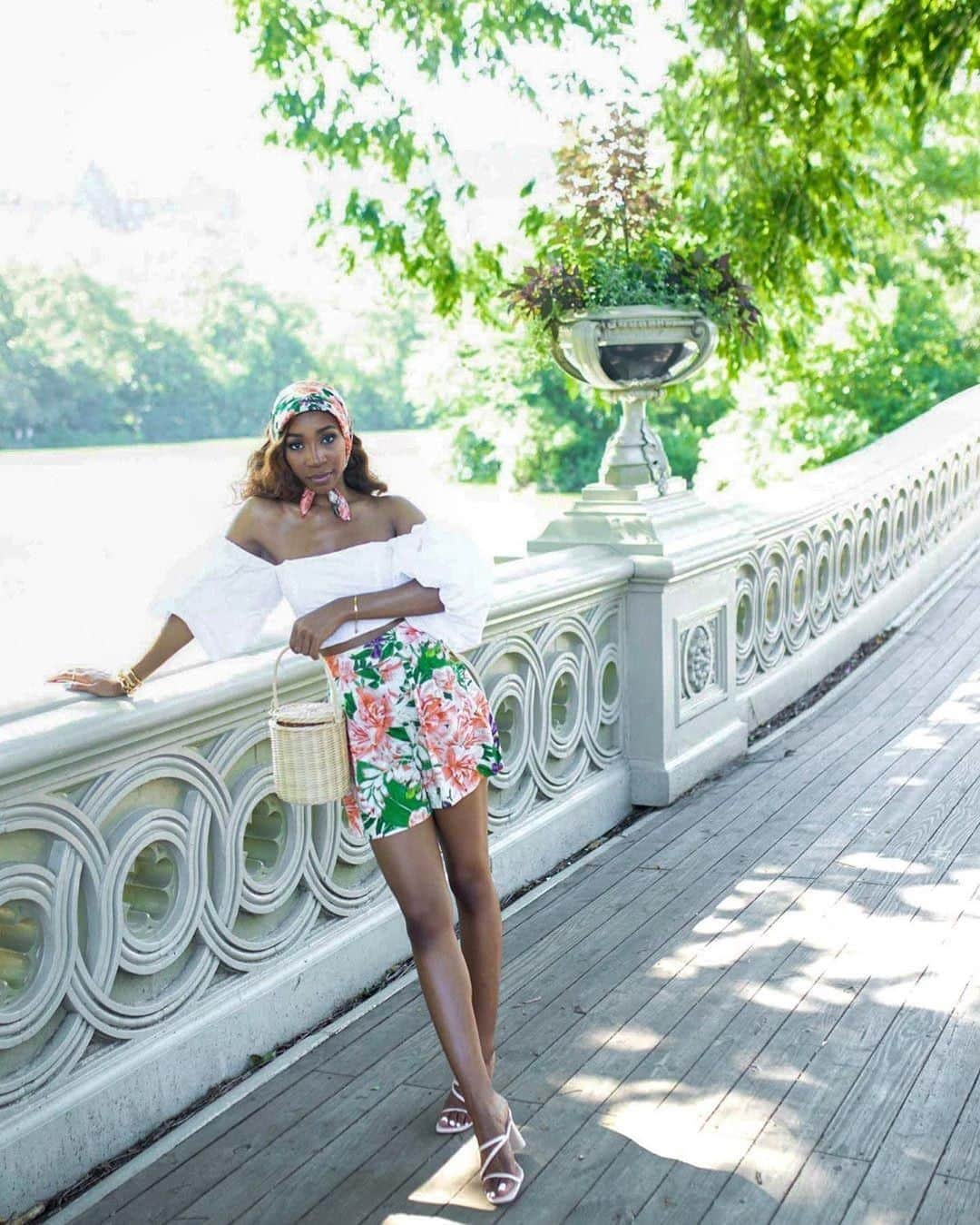 のインスタグラム：「Weekend outings, here we come! @the_real_chi wears the sleek Zayda. #imaginevincecamuto #summer2020 #styleinspo」
