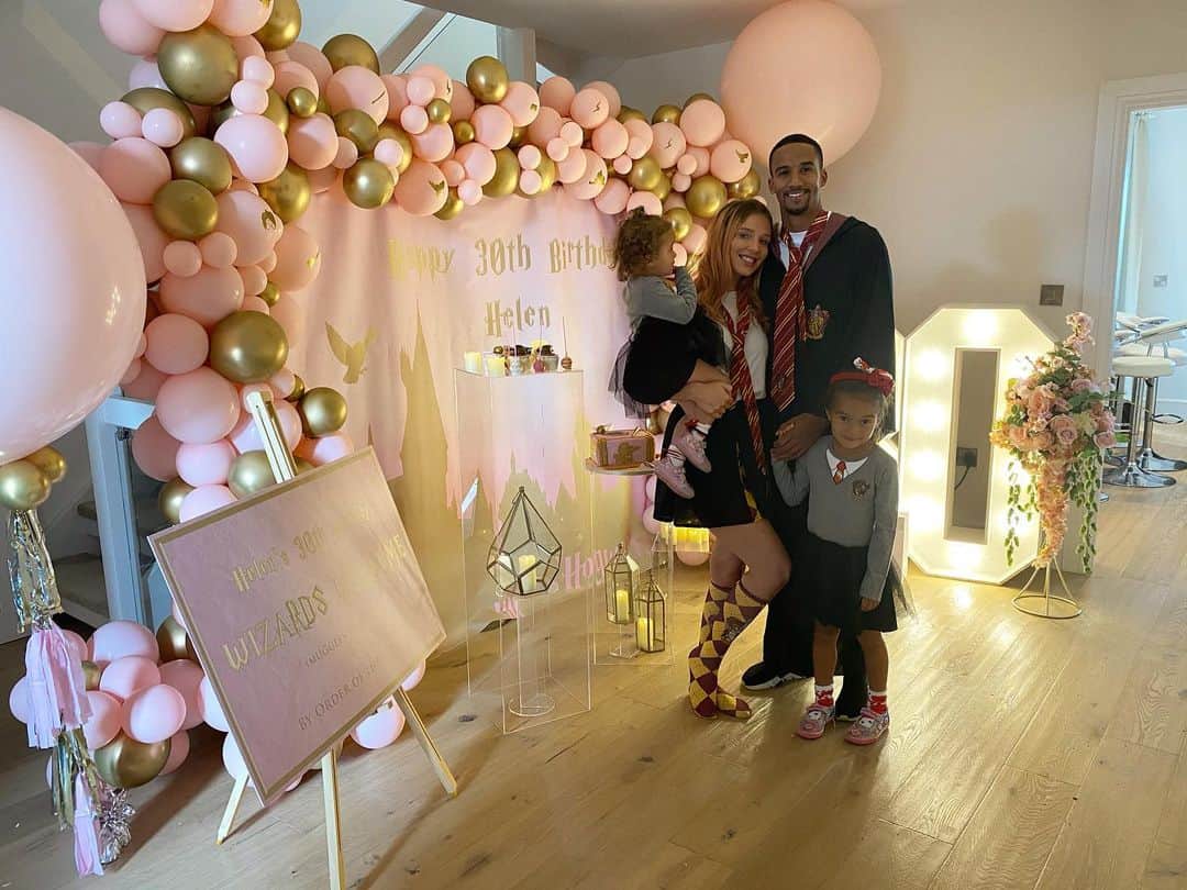 スコット・シンクレアのインスタグラム：「Happy 30th Babe I love u loads♥️ • • Thanks @jandjeventplanning for sorting everything and making it special for Helen!!!   To all her friends I spoke to thanks for doing the video messages♥️」