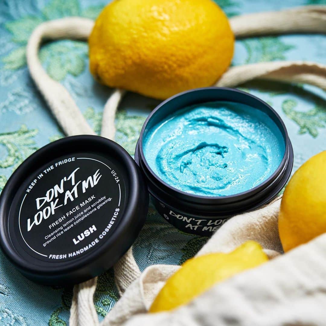 LUSH Cosmeticsさんのインスタグラム写真 - (LUSH CosmeticsInstagram)「Citrus limonum is a thorny, evergreen tree with irregular branches bearing glistening, oval leaves. Its flowers are white and pink-tinged and strongly perfumed and it's these blossoms that eventually become the lemon fruit.⁠⠀ ⁠⠀ We get our lemons fresh every week. Then we juice them and add them straight into our fresh, handmade cosmetics. We use fresh lemon juice to cleanse and rejuvenate skin and hair. Lemon lifts dead skin cells, revealing bright, smooth and toned skin. It cleanses excess oils, leaving skin with a healthy glow.⁠⠀ ⁠⠀ Our Don't Look At Me Fresh Face Mask is packed with fresh organic lemon juice that acts as an amazing toner, plus ground rice to gently scrub away dry skin, murumuru butter to moisturize and organic silken tofu to soften you up in all the right ways.⁠⠀ ⁠⠀ Join us on August 11th for #NationalFaceMaskDay and celebrate the power of the mask. ⁠⠀ ⁠⠀ Soften up in all the right ways. Shop Don't Look At Me Fresh Face Mask online and pick it up in-store by clicking our link in bio 🍋⁠⠀ ⁠⠀ #lushcommunity #dontlookatme #freshfacemask #lushie #lushlove #lushcosmetics #lushlife #facemask #facemaskselfie」8月8日 5時21分 - lushcosmetics