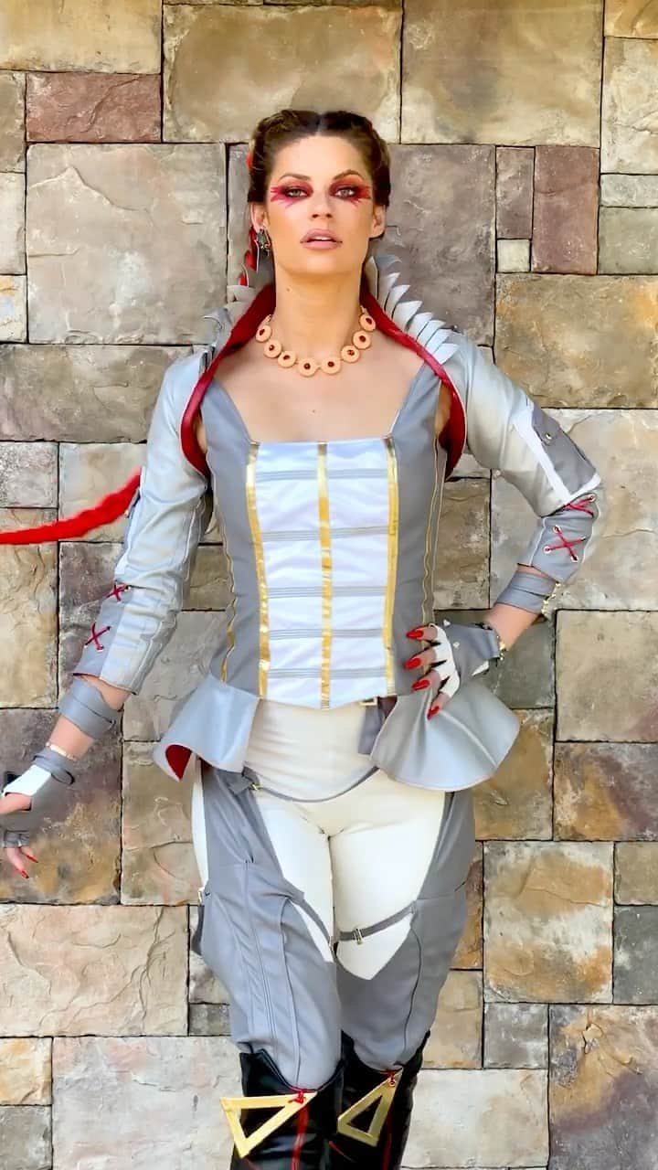 Hannah Stockingのインスタグラム：「THIS IS MY FAV VIDEO IVE EVER MADE!!! 😂👏 Loba from apex legends is my actual twin 🤯 Fit by @lisanhoang #cosplay #apexlegends @eyeofiris」