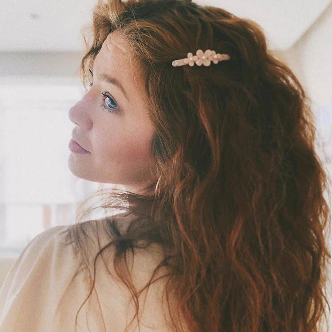 のインスタグラム：「Que a leveza da nova presilha Begonia possa lhe acompanhar nessa sexta feira 🌟  www.alexandredeparisbrasil.com.br ⁣⁣ 📷 @merwey__  ⁣  #alexandredeparis #acessorio #acessoriosecabelo #hairstyle #fashion #madeinfrance」