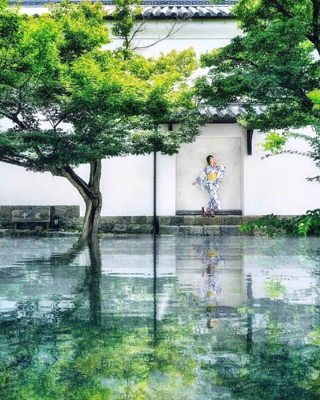 高橋さくらのインスタグラム：「* *  嘘か真か。  * * りふれくしょんのふくしまさん☆ 絵画みたいにきれいっ！  #リフレクション  #夏 #浴衣 #和服 #深緑 #和服 #日本家屋 #和 #水 #ポートレート #カメラマン #モデル #女性 #かずさん写真部  #絵画」