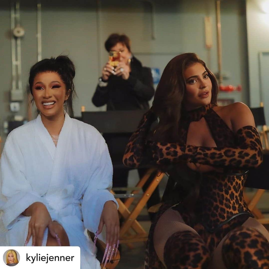 クリス・ジェンナーさんのインスタグラム写真 - (クリス・ジェンナーInstagram)「You’re doing amazing sweetie!! 😘😂 #repost @kyliejenner #WAP @iamcardib」8月8日 5時43分 - krisjenner