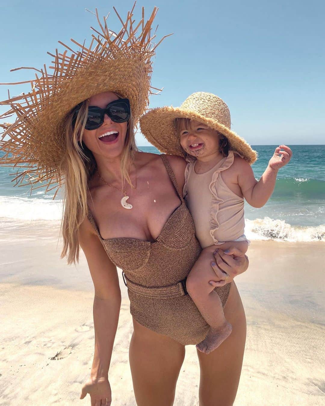 Amber Fillerup Clarkさんのインスタグラム写真 - (Amber Fillerup ClarkInstagram)「Besides falling mouth first into the sand she had a great morning at the beach 🌞」8月8日 5時55分 - amberfillerup