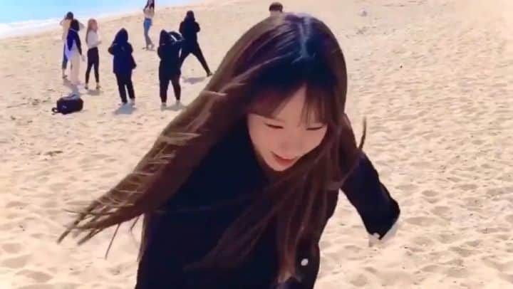 チョ・ユリのインスタグラム：「Imagine that you go to the  beach with her. Just the two of you😌 ______ Jo yuri's daily updates? Follow me ➡ @joyuri.official _______ #produce48 #idolschool #mnetofficial  #izone #izoneupdates #mnetproduce48 #joyuri #yuri #kpop  #2020  #조유리 #아이돌 #아이돌학교 #아시아나 #애교 #애교쟁이#아이즈원 #アイズワン #조유리 #유리  #チョユリ #IZONE  #ユリ #은비 #유리Dream #ユリ #IZONE #아이즈원 #アイズワ #comeback #comebackizone」