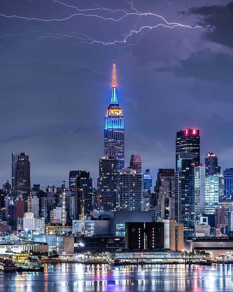 Empire State Buildingさんのインスタグラム写真 - (Empire State BuildingInstagram)「After an electric series against the @flapanthers, the @ny_islanders are off to the @stanleycup Playoffs! #Isles ⠀⠀⠀⠀⠀⠀⠀⠀⠀ Our tower shines in blue & orange tonight to celebrate the team’s victory. 🏒 ⠀⠀⠀⠀⠀⠀⠀⠀⠀ 📷: @jay_roams #EmpireStateBuilding」8月8日 6時00分 - empirestatebldg