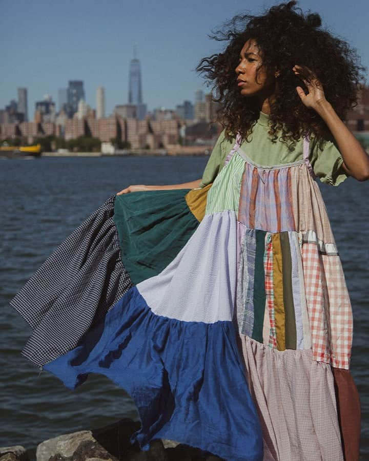 Vogue Runwayさんのインスタグラム写真 - (Vogue RunwayInstagram)「Crafting garments that speak to history and what we can learn from it is at the heart of textile artist and designer Sarah Nsikak’s practice. Nsikak is a first-generation Nigerian American “dedicated to telling the untold and overlooked stories of fellow Africans.” Late last year, with those narratives in mind, she launched her upcycled label @a.la.reunion. Click the link in our bio to read more about her own story and the important, beautiful history behind her new collection of patchwork dresses. Photo by @ritchiejo」8月8日 6時00分 - voguerunway