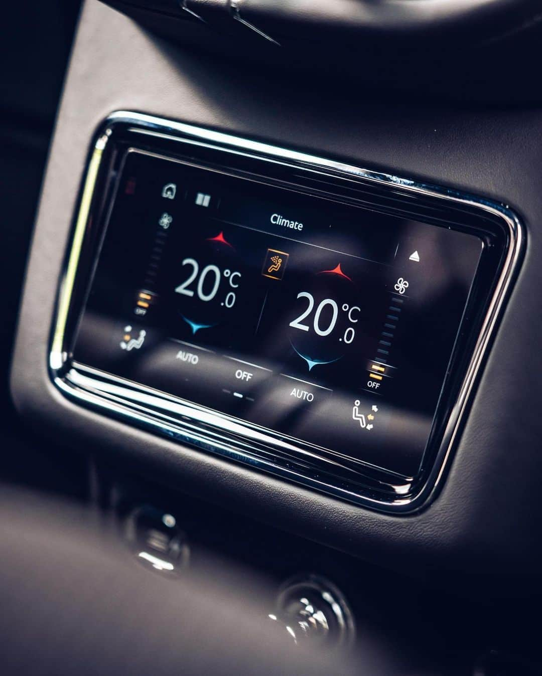 ベントレーさんのインスタグラム写真 - (ベントレーInstagram)「Thermostat wars end here. The #NewBentayga. Configure yours through the link in bio. _ Bentayga V8 WLTP drive cycle: combined fuel consumption: 21.2 mpg (13.3 l/100 km), combined CO₂: 302 g/km」8月8日 6時13分 - bentleymotors