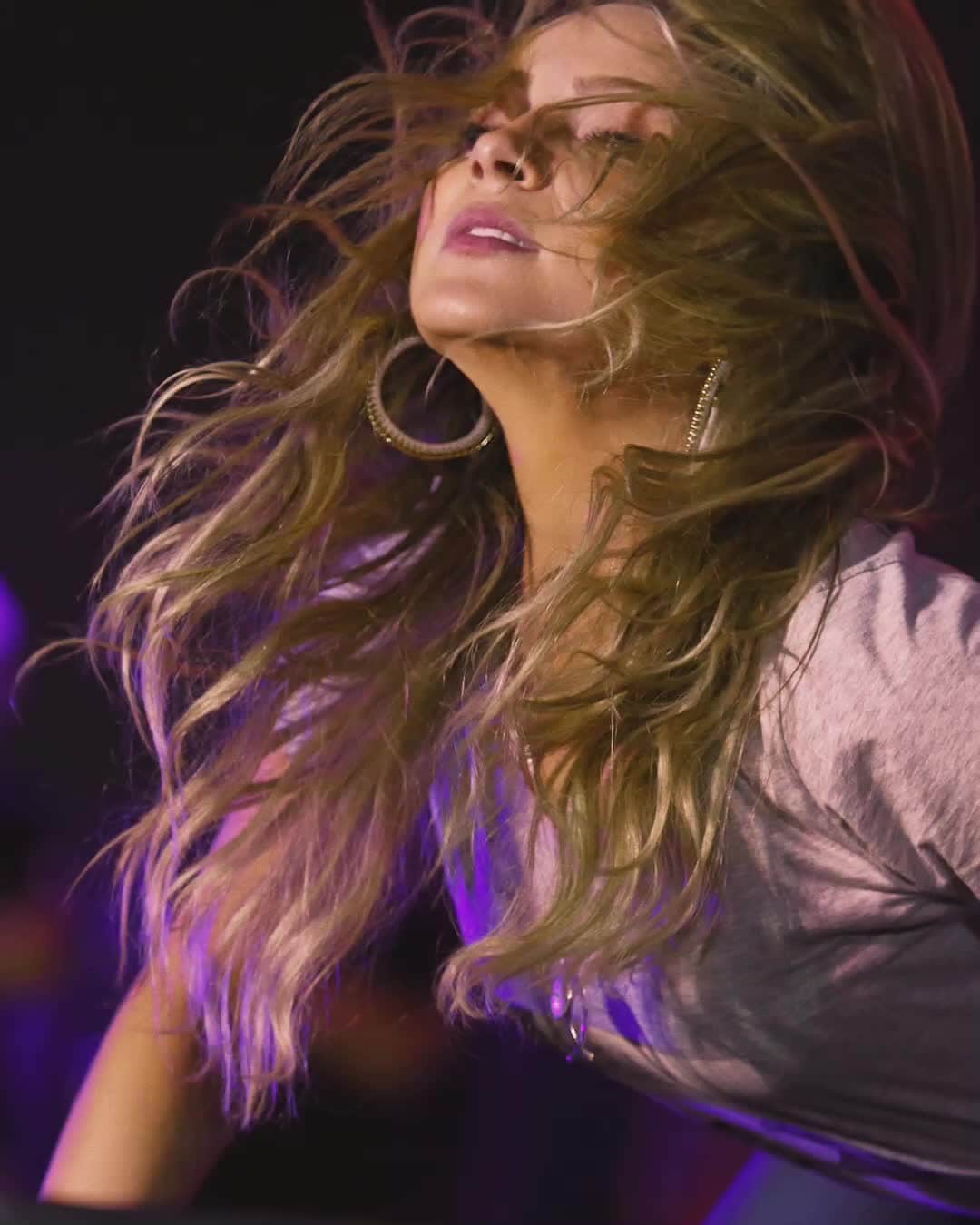 Claudia Leitteのインスタグラム：「Curiosidade: o ensaio final do show pro DVD “Axemusic” durou cerca de 12 HORAS. Vcs acreditam??? 😳😳😳 Começamos na noite anterior à gravação e terminamos na manhã do dia de fazer tudo acontecer. Um trabalho da zorraaaa, mas para entregar uma experiência incrível e com amor tudo vale a pena! 🙏 Essa semana comemoramos 7 anos desse projeto lindo. Pra conferir o resultado, é só ir lá no meu canal que tem uma playlist com os clipes do DVD pra agitar o fim de semana!!! (link na bio) #AXEMUSIC」