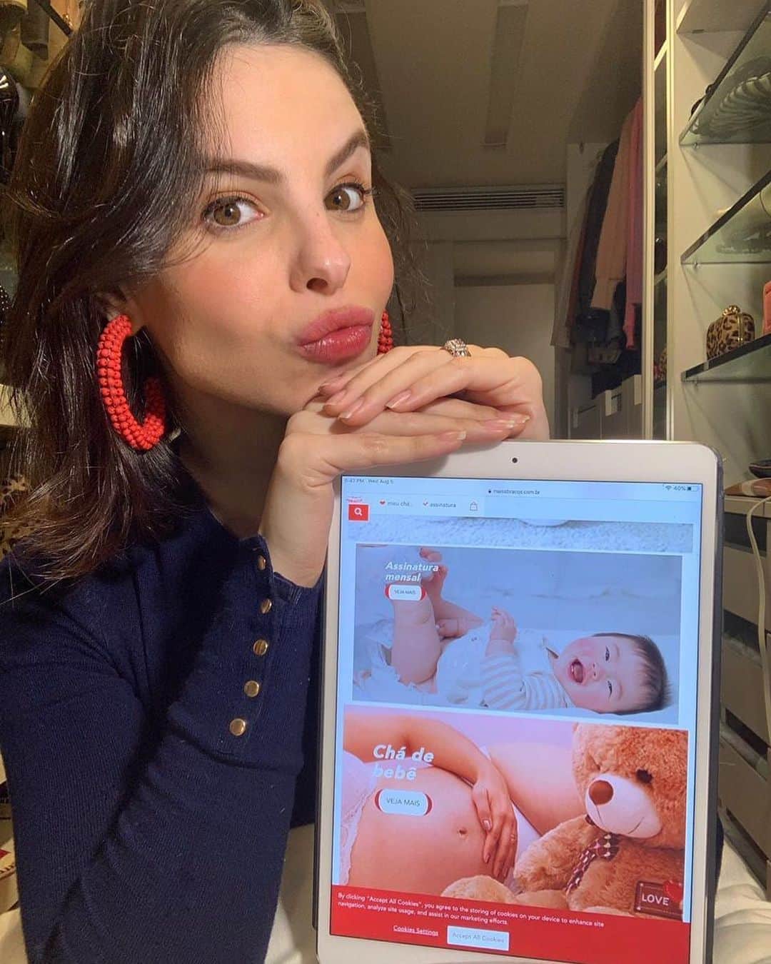 ステファニー・ブリットのインスタグラム：「Gente, to muuuuito feliz em poder dividir com vcs uma super novidade!! Sou a nova embaixadora Huggies!!  Me sinto muito honrada em fazer parte do time da marca, que eu já conhecia e agora conhecendo cada vez melhor (principalmente a seção de fraldinhas!!)  Estou adorando acompanhar a plataforma Mais Abraços e todos os conteúdos super agregadores para os papais de primeira viagem assim como eu!  Além desses conteúdos , a plataforma tb disponibiliza a criação de chá de bebê em 3 passos (muuuito simples mesmo!), assinatura mensal de fraldas (achei tão prático e tão útil!!!) e muitos cursos gratuitos super interessantes sobre empreendedorismo!  Já to garantido todos os produtinhos @huggiesbrasil pra quando baby Enrico chegar... 💙 #maisabracos #ad」