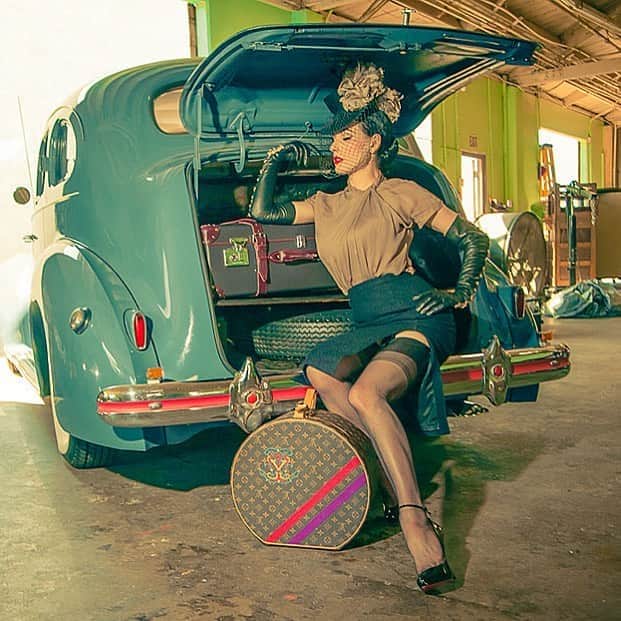 ディタ・フォン・ティースさんのインスタグラム写真 - (ディタ・フォン・ティースInstagram)「Anyone taking a trip this weekend? I don’t think I’ve been grounded this much since I was a teenager. ⁣ I’ve since traded this #1939 #Packard for a different #antiquecar but I loved this original factory color French Blue, with the red accents. 📷 @starforeman  ⁣ Wishing you a happy weekend 💋⁣」8月8日 6時39分 - ditavonteese