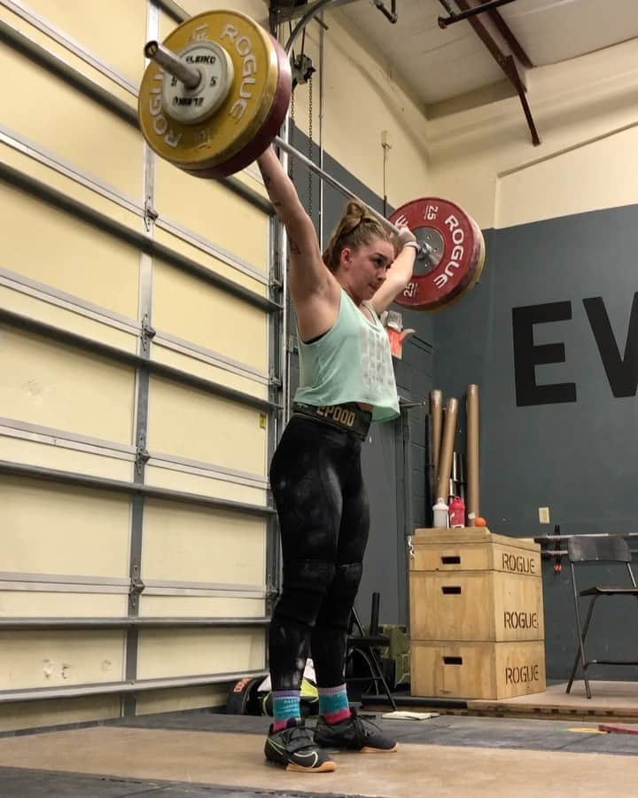マッティ・ロジャーズのインスタグラム：「Just some movin. Normally the week after camp would be a full back off week, but we might fuck around & do a local meet next week, so we had to do SOME sort of actual lifting. Needless to say things felt a bit weird & not so beautiful today. But just enough to be able to ramp it back up a bit next week.  Super pumped to be strict on tracking my food again on the @rpstrength app. I could never use it before because I had target numbers to hit yes, but it was “okay eat this much AND THEN SOME” so a lot of meals were measured, then some extra dumped on top. I’m taking the next week or so to eat EXACTLY what I’m supposed to number wise to see what my body does. I need to learn what it needs to maintain at this new weight, so Im going to be extremely precise. I’m so pumped because I love structure & organization & honestly hated eating “whatever numbers” past my minimum amounts. I expect to lose a bit over the next week, but I’m going to let my body react as it wants (within reason, I’ll interject if I start losing too much) so we can adjust from there & have EXACT numbers for maintaining & further bulking. Currently at 76.5 & my body really seems to like it around here, so I’ll let it chill since we have so much time before bumping it up again. I’ve gotten a lot of push back in terms of “you’re not gaining enough”, “you need to fill out your class”, but I’ll let my results speak for themselves on that one. Slow & steady & listening to my body. Mattie10 for @rpstrength things.」