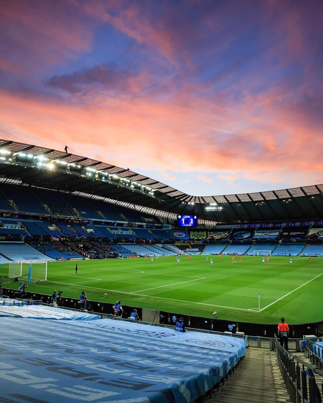 フェルナンジーニョさんのインスタグラム写真 - (フェルナンジーニョInstagram)「Massive win tonight. 🙌🏾🙏🏾 On to the next stage. 🔜 Come on City 💪🏾💪🏾💪🏾 Congrats to @david21lva on his last game at Etihad Stadium, we gonna miss your quality out there, brother.👏🏾👏🏾👏🏾👏🏾👏🏾」8月8日 6時57分 - fernandinho