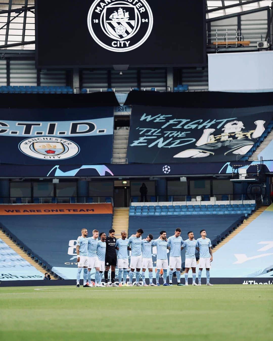 フェルナンジーニョのインスタグラム：「Massive win tonight. 🙌🏾🙏🏾 On to the next stage. 🔜 Come on City 💪🏾💪🏾💪🏾 Congrats to @david21lva on his last game at Etihad Stadium, we gonna miss your quality out there, brother.👏🏾👏🏾👏🏾👏🏾👏🏾」