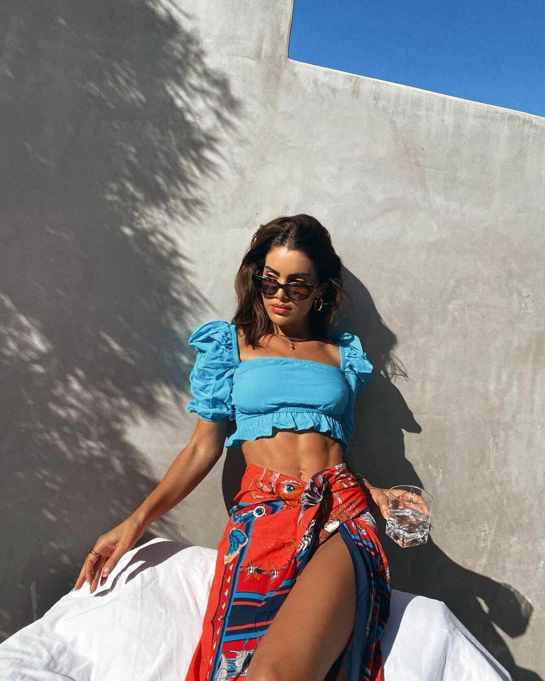 Camila Coelhoさんのインスタグラム写真 - (Camila CoelhoInstagram)「weekend mode ON🦋🦀 #summertime  Sexta de verão!  Toda colorida de look @colccioficial ! #lookdodia」8月8日 6時57分 - camilacoelho