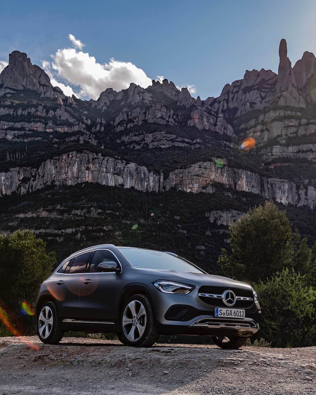 メルセデス・ベンツさんのインスタグラム写真 - (メルセデス・ベンツInstagram)「The new GLA stands out with its clean contours and coupé-like lines of the side windows: and so can you, by making it your own.  #MercedesBenz #GLA」8月8日 6時55分 - mercedesbenz