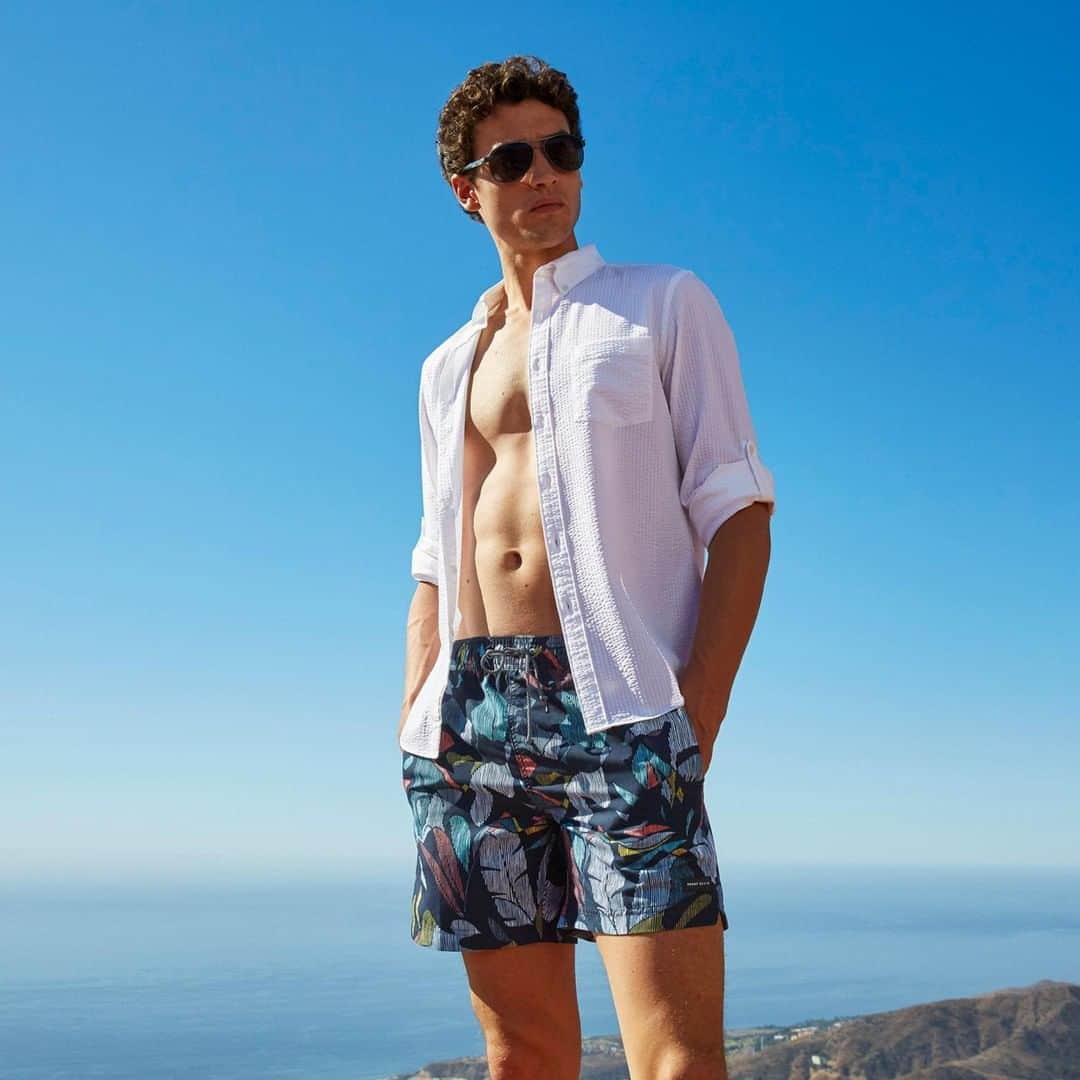 ペリーエリスのインスタグラム：「Weekend ready in our lightweight, breathable swim shorts. #lifereadysince1976」