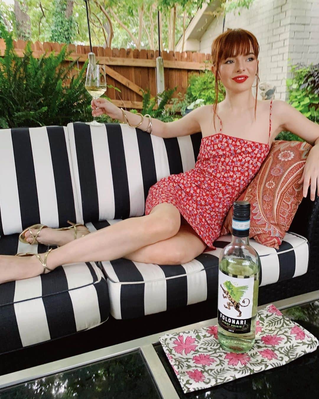 ジェーン・アルドリッジのインスタグラム：「My new favorite quarantine ritual: a glass of @FolonariWines in the backyard. We are loving their Pinot Grigio! Now more than ever I am living for these little moments of peace. #forthepassion #ad #For21+Only」
