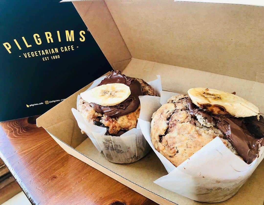 シャーニ・ヴィンソンのインスタグラム：「My favourite cafe in Australia for over 30 years with the best muffins in the world! These are Banana, Oat and Nutella 🧁🍌🌰  @pilgrimscafe @pilgrims_cronulla」